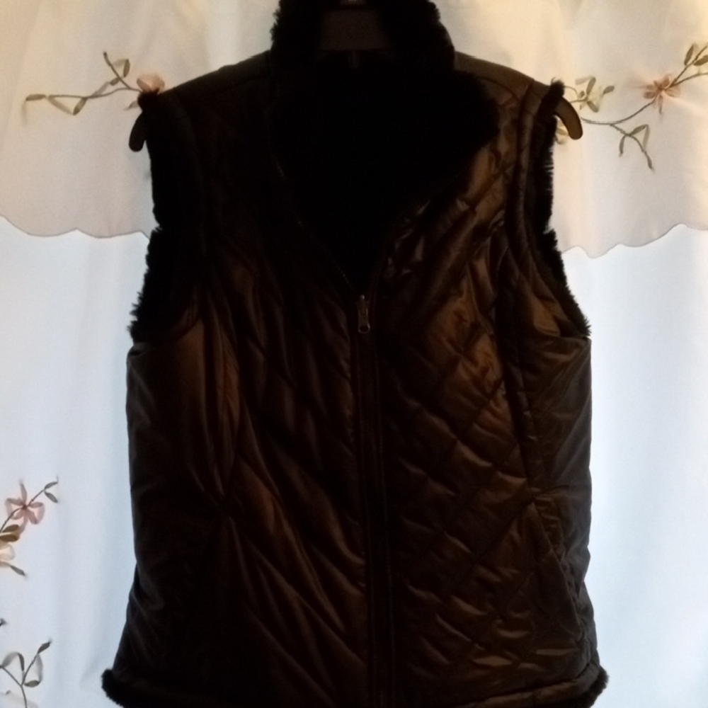Nicole Miller L Black Quilted Reversible Faux Fur Vest - Picture 7 of 10